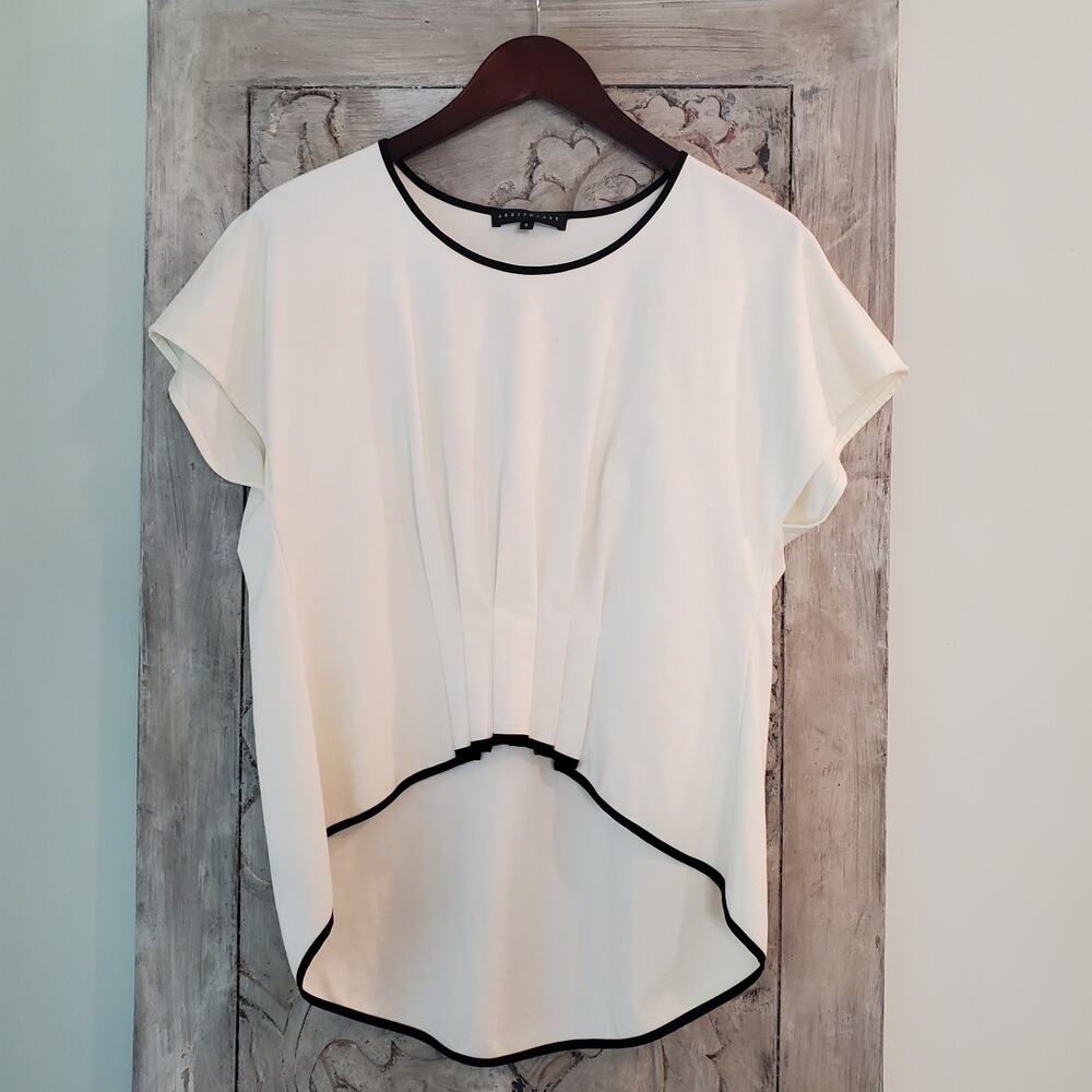 NWOT Abbey Glass Hi Lo Hem Blouse Women’s Small Cream w Black Trim Cap Sleeve